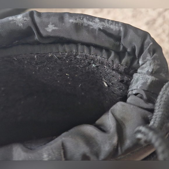 Black Sparkly Moon Boots - Trendy Winter Fashion - Picture 9 of 14